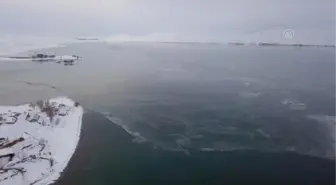 Buz tutan Nazik Gölü'nde çocuklar kayarak eğleniyor