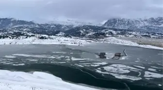 Çayboğazı Barajı dondu, buz kırılarak balıklar yemlendi