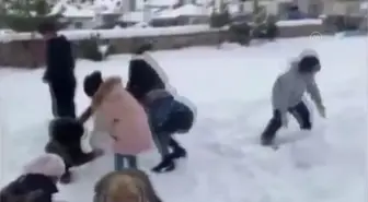 Jandarma, çocuklarla kartopu oynadı