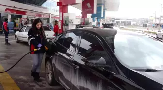 'Kadınların yapamayacağı iş yoktur' diyerek akaryakıt satış görevlisi oldular