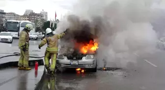 Kartal'da otomobil alev aldı, baba ve minik kızı kendisini dışarı attı