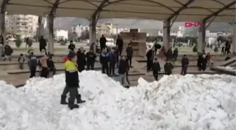 KOZAN'DA ÇOCUKLAR TAŞIMA KAR İLE EĞLENDİ