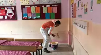 Müdür ve ücretli öğretmen, sömestir tatilinde okulu boyadı