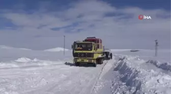 Sağlık ekipleri yolu ulaşıma kapanan köydeki hasta çocuk için seferber oldu
