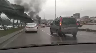 Seyir halindeyken alev alan otomobil kullanılamaz hale geldi