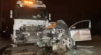 Tırla otomobil kafa kafaya çarpıştı: 1 ölü