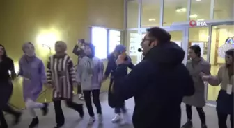 Üniversite öğrencilerine 'hamsi şöleni'- 2 saatte 100 kilogram hamsi yediler