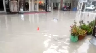 Yarım saat yağmur yağdı, iş yerlerini su bastı
