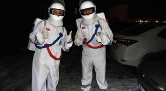 9 yaşındaki Mehmet Ali astronomi bilgisiyle görenleri şaşırtıyor- Astronot meraklısı Mehmet Ali'ye astronot kıyafetli gençlerden sürpriz