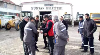 Başkan Altun belediye personelinin kandilini kutladı