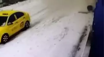 Çatıdan düşen karın altında kalan vatandaş yaralandı
