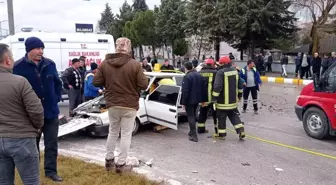 Gediz'de iki otomobil kafa kafaya çarpıştı: 7 yaralı