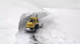 KAR KALINLIĞININ 7 METRE OLDUĞU YOLDA 1 KİLOMETRE, 2 SAATTE TEMİZLENİYOR