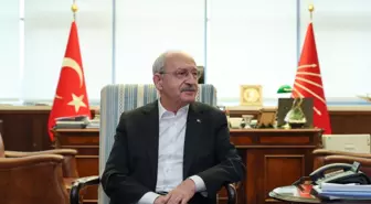 Kılıçdaroğlu, Hakkari'den partisine yeni katılanlara rozet taktı