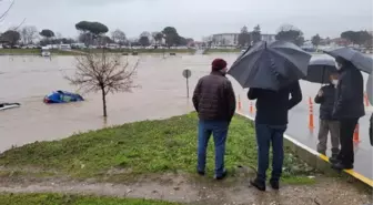 Kocabaş Çayı taştı; otoparktaki araçlar su altında kaldı (2)