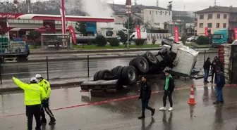 Kocaeli'de devrilen tır ulaşımı aksattı