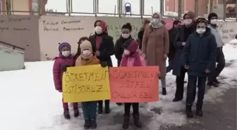 Öğrenci ve veliler öğretmenlerin göreve başlamamasını protesto etti