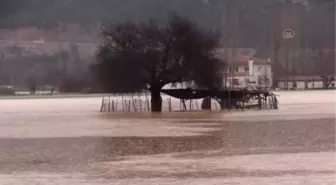 Şiddetli yağış hayatı olumsuz etkiliyor