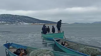 Mada Adası sakinleri buz tutan gölü geçerek ihtiyaçlarını karşılıyor