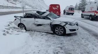 TIR'a çarpan otomobildeki 4 kişi yaralandı