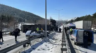 Son dakika haberi... Arızalanıp geriye kayan tırın çarptığı otomobildeki bir kişi öldü, iki kişi yaralandı (2)