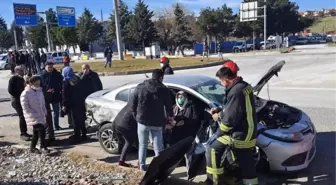 Hasta taşıyan ambulans ile iki araç çarpıştı