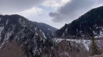 Kulübesinin kapısını yolculuk yapanların ihtiyaçları için açık bırakıyor