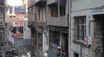 Beyoğlu'nda binada çıkan yangında 2 kişi hafif yaralandı