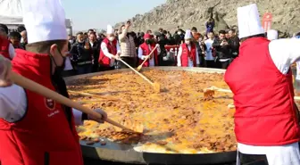 Dövme Sucuk Festivali'nde dünyanın en büyük sucuklu yumurtası