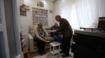 Elli yılda 900 plak ve 3 bin kasetlik koleksiyon yaptı