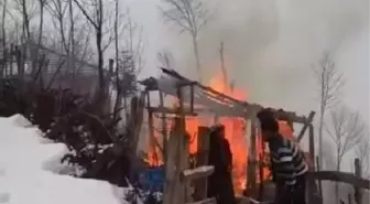 Son dakika haber... Evde çıkan yangında ölen 2 kardeş aynı tabuta konularak toprağa verildi