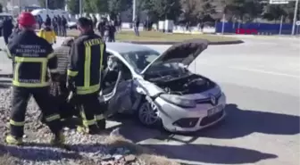 Son Dakika | GEDİZ'DE AMBULANS İLE İKİ ARAÇ ÇARPIŞTI 10 YARALI