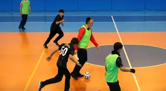 Başkan gençlerle futsal oynadı