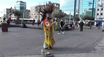 (İSTANBUL - ÖZEL)Taksim'de Kızılderili kıyafetli sokak sanatçısı ilgi çekti