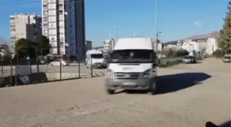 Kozan ilçesinde okul servisi şoförleri caddeyi trafiğe kapatarak eylem yaptı