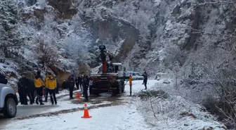 Torunlarını okul servisine götürürken devrilen traktörün altında kalan sürücü öldü