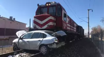 Yük treni hemzemin geçitte otomobile çarptı: 1 ölü, 1 yaralı