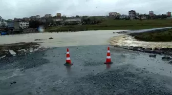 Arnavutköy'de dere taştı, yol kullanılamaz hale geldi ahırları su bastı