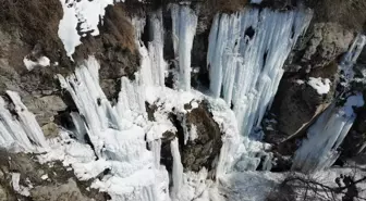 Buz tutan Ilısu Şelalesi dağcı ve doğaseverlerin gözdesi oldu