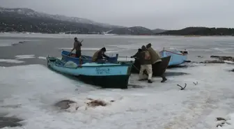 Donan gölde adada mahsur kalan besiciler, dönüş yolunda tekneleri buzlar arasında sıkışınca kurtarıldı