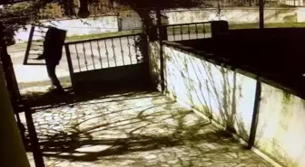 Ümraniye'de demir kapı hırsızı, kovalamaca sonucu polis tarafından yakalandı