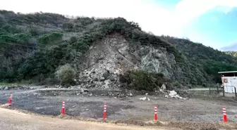 Çınarcık-Armutlu kara yolundaki heyelanlı bölgede temizlik çalışması