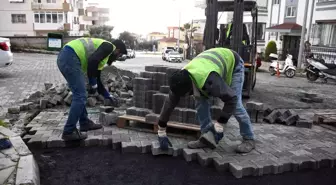 Kuşadası'nda yol yapım çalışmaları devam ediyor