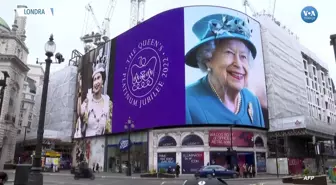 Londra Meydanları Kraliçe Elizabeth'in Fotoğraflarıyla Süslendi