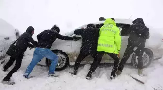 Son dakika... Yüksekova'da kar hayatı felç etti, 8 araç zincirleme kaza yaptı