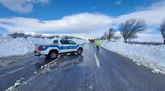 Konya'da trafik ekipleri yolda kalanların yardımına koştu