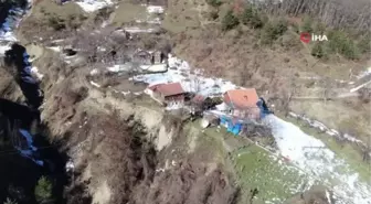 Karadeniz'de heyelan korkusu... Mezarlar yerinden söküldü, evlerin temeli kaydı, duvarlarda çatlaklar oluştu