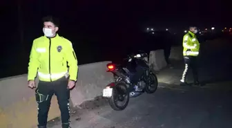 Ata çarpan motosikletli yaralandı