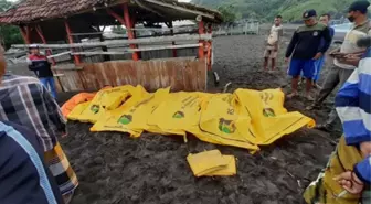 Endonezya'da dini ritüel sırasında devasa dalgalara kapılan 11 kişi hayatını kaybetti!