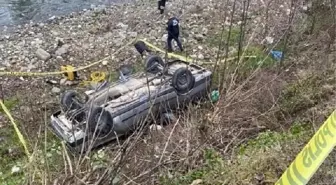 Son dakika haberleri! Otomobil dereye yuvarlandı; sürücü öldü, eşi ve kızı yaralı